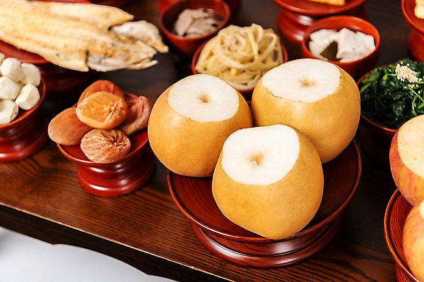 포토 JPG 스튜디오촬영 한국전통 명절 음식 실내 근접촬영 사람없음 추석 배 제사 나물 제기_제사 제사상 제사음식 명절음식 곶감 교자상 정성 국내포토 전통 기념일 뷰포인트 채소 과일 탁자 한국 감 내부 전통음식 전통의례 건과일 제사용품 파일형식