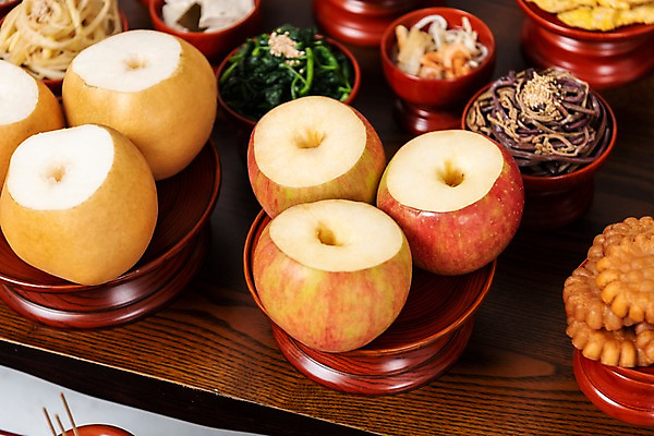포토 JPG 스튜디오촬영 한국전통 명절 음식 실내 사람없음 배 사과 제사 나물 제기_제사 제사상 제사음식 명절음식 약과 교자상 정성 국내포토 전통 기념일 채소 과일 탁자 한국 내부 전통음식 전통의례 제사용품 파일형식