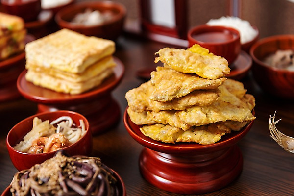 포토 JPG 스튜디오촬영 한국전통 명절 음식 실내 근접촬영 사람없음 추석 전 제사 나물 제기_제사 제사상 명절음식 교자상 동태전 두부전 정성 국내포토 전통 기념일 뷰포인트 채소 탁자 한국 내부 전통의례 제사용품 파일형식