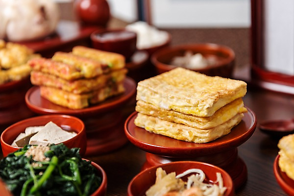 포토 JPG 스튜디오촬영 한국전통 명절 음식 실내 근접촬영 사람없음 추석 제사 나물 두부 제기_제사 병풍 제사상 제사음식 명절음식 교자상 꼬치전 두부전 정성 국내포토 전통 기념일 뷰포인트 채소 탁자 한국 내부 전통음식 전 전통의례 제사용품 파일형식