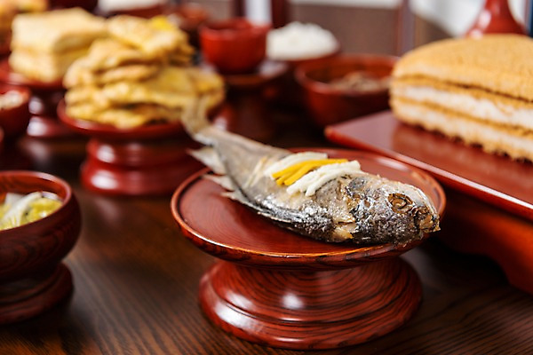 포토 JPG 스튜디오촬영 한국전통 명절 음식 실내 근접촬영 사람없음 제사 제기_제사 제사상 제사음식 명절음식 교자상 정성 조기_생선 국내포토 전통 기념일 뷰포인트 탁자 한국 어류 내부 전통음식 전통의례 제사용품 파일형식