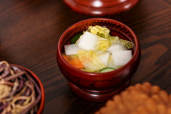 포토 JPG 스튜디오촬영 한국전통 명절 김치 실내 근접촬영 사람없음 제사 제기_제사 발효 제사상 제사음식 물김치 명절음식 나박김치 발효음식 교자상 정성 국내포토 전통 기념일 한식 음식 뷰포인트 탁자 한국 내부 전통음식 전통의례 제사용품 파일형식