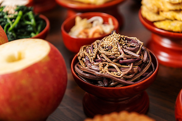 포토 JPG 스튜디오촬영 한국전통 명절 음식 실내 근접촬영 사람없음 사과 전 제사 나물 제기_제사 제사상 제사음식 명절음식 시금치 고사리 교자상 정성 국내포토 전통 기념일 뷰포인트 채소 과일 탁자 한국 내부 전통음식 전통의례 제사용품 파일형식