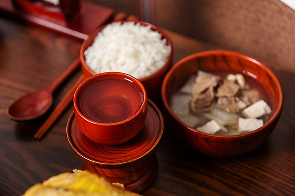 포토 JPG 스튜디오촬영 한국전통 명절 음식 술잔 젓가락 밥 주류 실내 근접촬영 사람없음 숟가락 제사 국 제사상 제사음식 명절음식 교자상 소고기국 정성 국내포토 전통 기념일 음료 뷰포인트 탁자 잔 한국 수저 내부 전통음식 전통의례 국물 파일형식