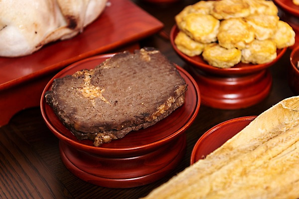 포토 JPG 스튜디오촬영 한국전통 명절 음식 실내 근접촬영 사람없음 소고기 전 제사 제기_제사 제사상 제사음식 명절음식 산적 교자상 북어포 정성 국내포토 전통 기념일 뷰포인트 탁자 한국 육류 내부 전통음식 전통의례 제사용품 파일형식 어포