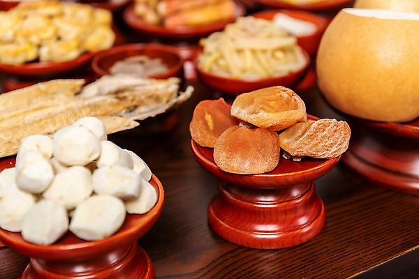 포토 JPG 스튜디오촬영 한국전통 명절 음식 실내 감 근접촬영 사람없음 배 밤 전 제사 나물 제기_제사 제사상 제사음식 명절음식 곶감 교자상 북어포 정성 국내포토 전통 기념일 뷰포인트 채소 과일 탁자 한국 내부 전통음식 견과류 전통의례 건과일 제사용품 파일형식 어포