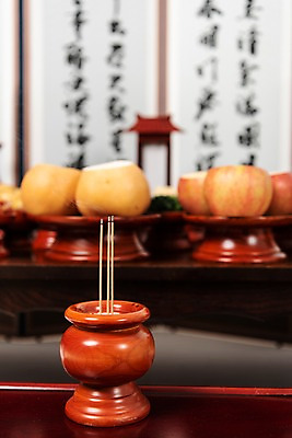 포토 JPG 스튜디오촬영 한국전통 명절 음식 실내 사람없음 제사 제기_제사 병풍 향 제사상 향초 명절음식 교자상 정성 향로_분향 국내포토 전통 기념일 초 탁자 한국 내부 전통의례 제사용품 파일형식