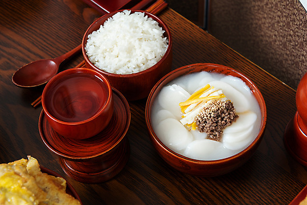 포토 JPG 스튜디오촬영 한국전통 명절 음식 술잔 밥 주류 실내 사람없음 설날 제사 제기_제사 떡국 제사상 명절음식 정성 추석차례상 국내포토 전통 기념일 음료 한식 잔 한국 내부 추석 전통음식 전통의례 제사용품 파일형식