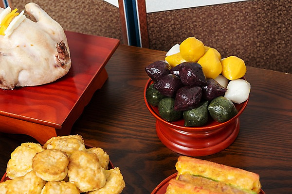 포토 JPG 스튜디오촬영 한국전통 명절 음식 떡 실내 근접촬영 사람없음 추석 제사 송편 제기_제사 병풍 제사상 제사음식 명절음식 교자상 정성 국내포토 전통 기념일 뷰포인트 탁자 한국 내부 전통음식 전통의례 제사용품 파일형식