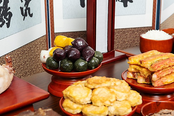 포토 JPG 스튜디오촬영 한국전통 명절 음식 떡 실내 근접촬영 사람없음 추석 전 제사 송편 제기_제사 병풍 제사상 제사음식 명절음식 교자상 정성 국내포토 전통 기념일 뷰포인트 탁자 한국 내부 전통음식 전통의례 제사용품 파일형식