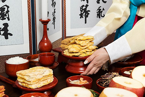 포토 JPG 스튜디오촬영 한국전통 손 여자 명절 음식 실내 한명 사람 20대 성인 신체부위 한국인 한복 전 제사 제기_제사 병풍 제사상 제사음식 명절음식 교자상 동태전 정성 성인여자한명만 국내포토 1 전통 기념일 탁자 한국 동양인 청년 내부 전통음식 전통의상 전통의례 제사용품 여자한명만 성인여자만 파일형식