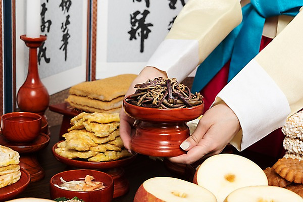 포토 JPG 스튜디오촬영 한국전통 손 여자 명절 음식 실내 한명 사람 근접촬영 20대 성인 신체부위 한국인 한복 제사 나물 제기_제사 병풍 제사상 제사음식 명절음식 고사리 교자상 정성 성인여자한명만 국내포토 1 전통 기념일 뷰포인트 채소 탁자 한국 동양인 청년 내부 전통음식 전통의상 전통의례 제사용품 여자한명만 성인여자만 파일형식