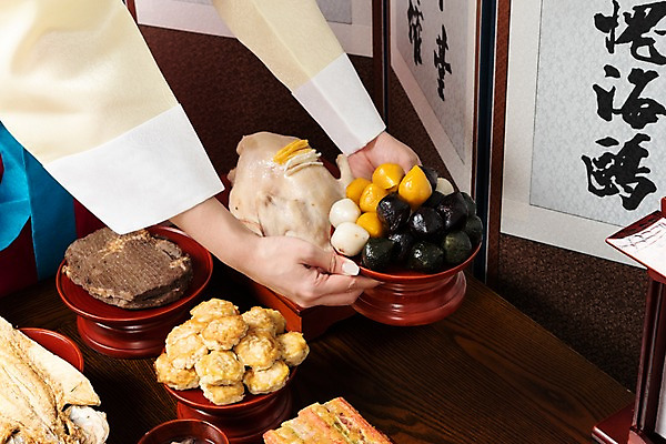 포토 JPG 스튜디오촬영 한국전통 손 여자 명절 음식 떡 실내 한명 사람 20대 성인 신체부위 추석 한국인 한복 제사 송편 제기_제사 병풍 제사상 제사음식 명절음식 교자상 정성 성인여자한명만 국내포토 1 전통 기념일 탁자 한국 동양인 청년 내부 전통음식 전통의상 전통의례 제사용품 여자한명만 성인여자만 파일형식