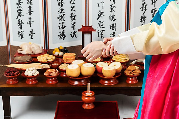 포토 JPG 스튜디오촬영 한국전통 손 여자 명절 음식 스트레스 실내 한명 사람 20대 성인 신체부위 한국인 한복 손목 제사 제기_제사 병풍 제사상 제사음식 명절음식 교자상 명절증후군 음식준비 정성 성인여자한명만 손목통증 증후군 국내포토 1 전통 기념일 탁자 한국 동양인 청년 내부 고통 전통음식 질병 전통의상 전통의례 준비 제사용품 여자한명만 성인여자만 파일형식