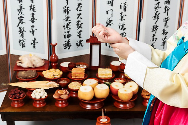 포토 JPG 스튜디오촬영 한국전통 손 여자 명절 음식 스트레스 실내 요리 한명 사람 20대 성인 신체부위 고통 한국인 한복 제사 제기_제사 병풍 제사상 제사음식 명절음식 교자상 명절증후군 음식준비 정성 성인여자한명만 손목통증 증후군 국내포토 1 전통 기념일 감정 탁자 한국 동양인 청년 내부 전통음식 질병 전통의상 전통의례 준비 제사용품 여자한명만 성인여자만 파일형식