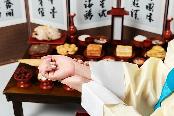 포토 JPG 스튜디오촬영 한국전통 손 여자 명절 음식 스트레스 실내 요리 한명 사람 20대 성인 신체부위 한국인 한복 손목 제사 제기_제사 병풍 제사상 제사음식 명절음식 교자상 요리준비 정성 성인여자한명만 손목통증 국내포토 1 전통 기념일 탁자 한국 동양인 청년 내부 고통 전통음식 전통의상 전통의례 준비 제사용품 여자한명만 성인여자만 파일형식