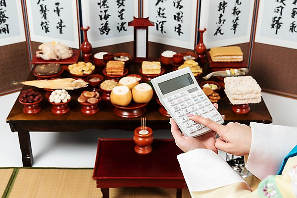 포토 JPG 스튜디오촬영 한국전통 손 여자 명절 음식 돈 스트레스 실내 한명 사람 20대 성인 신체부위 한국인 계산기 한복 제사 제기_제사 병풍 제사상 제사음식 명절음식 교자상 정성 성인여자한명만 국내포토 1 전통 기념일 탁자 문구용품 한국 동양인 청년 내부 장비 전통음식 재산 전통의상 전통의례 제사용품 여자한명만 성인여자만 파일형식