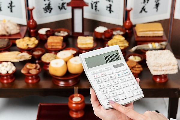 포토 JPG 스튜디오촬영 한국전통 손 여자 명절 음식 돈 스트레스 실내 한명 사람 20대 성인 신체부위 한국인 계산기 양손 한복 제사 제기_제사 병풍 제사상 제사음식 명절음식 교자상 정성 성인여자한명만 국내포토 1 전통 기념일 탁자 문구용품 한국 동양인 청년 내부 장비 전통음식 재산 전통의상 전통의례 제사용품 여자한명만 성인여자만 파일형식