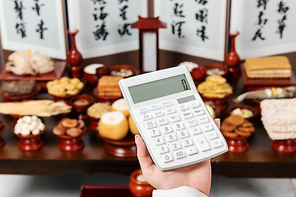 포토 JPG 스튜디오촬영 한국전통 손 여자 명절 음식 돈 실내 한명 사람 20대 성인 신체부위 한국인 계산기 한복 제사 제기_제사 병풍 제사상 제사음식 명절음식 교자상 정성 성인여자한명만 국내포토 1 전통 기념일 탁자 문구용품 한국 동양인 청년 내부 장비 전통음식 재산 전통의상 전통의례 제사용품 여자한명만 성인여자만 파일형식