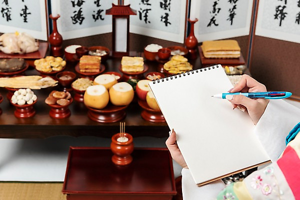 포토 JPG 스튜디오촬영 한국전통 손 여자 명절 음식 실내 한명 사람 20대 성인 신체부위 볼펜 한국인 기록 메모지 한복 제사 제기_제사 병풍 제사상 제사음식 명절음식 교자상 정성 체크리스트 성인여자한명만 국내포토 1 전통 기념일 탁자 한국 동양인 청년 내부 펜 사무용품 전통음식 전통의상 전통의례 제사용품 여자한명만 성인여자만 파일형식