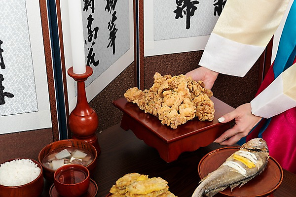 포토 JPG 스튜디오촬영 한국전통 손 여자 명절 음식 초 실내 한명 사람 20대 성인 신체부위 치킨 한국인 한복 제사 촛대 제기_제사 병풍 제사상 제사음식 명절음식 교자상 정성 성인여자한명만 국내포토 1 전통 기념일 탁자 한국 동양인 청년 내부 전통음식 전통의상 전통의례 닭고기요리 제사용품 여자한명만 성인여자만 파일형식