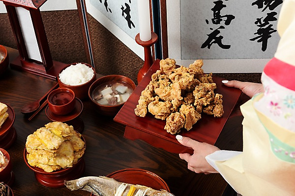 포토 JPG 스튜디오촬영 한국전통 손 여자 명절 음식 실내 한명 사람 20대 성인 신체부위 치킨 한국인 한복 제사 제기_제사 병풍 제사상 제사음식 명절음식 교자상 정성 성인여자한명만 국내포토 1 전통 기념일 탁자 한국 동양인 청년 내부 전통음식 전통의상 전통의례 닭고기요리 제사용품 여자한명만 성인여자만 파일형식