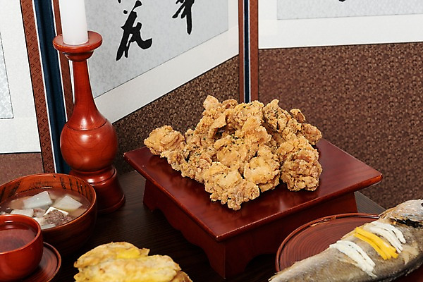 포토 JPG 스튜디오촬영 한국전통 명절 음식 초 실내 사람없음 치킨 제사 촛대 제기_제사 병풍 제사상 제사음식 명절음식 교자상 정성 국내포토 전통 기념일 탁자 한국 내부 전통음식 전통의례 닭고기요리 제사용품 파일형식