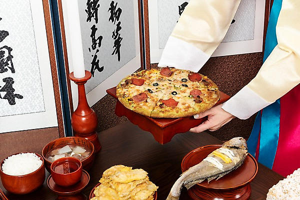 포토 JPG 스튜디오촬영 한국전통 손 여자 명절 음식 피자 실내 한명 사람 20대 성인 신체부위 한국인 한복 제사 제기_제사 병풍 제사상 제사음식 명절음식 교자상 정성 성인여자한명만 국내포토 1 전통 기념일 탁자 한국 패스트푸드 서양음식 동양인 청년 내부 전통음식 전통의상 전통의례 제사용품 여자한명만 성인여자만 파일형식