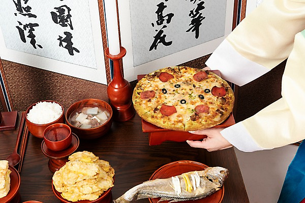 포토 JPG 스튜디오촬영 한국전통 손 여자 명절 음식 초 피자 실내 한명 사람 20대 성인 신체부위 한국인 한복 제사 촛대 제기_제사 병풍 제사상 제사음식 명절음식 교자상 정성 성인여자한명만 국내포토 1 전통 기념일 탁자 한국 패스트푸드 서양음식 동양인 청년 내부 전통음식 전통의상 전통의례 제사용품 여자한명만 성인여자만 파일형식