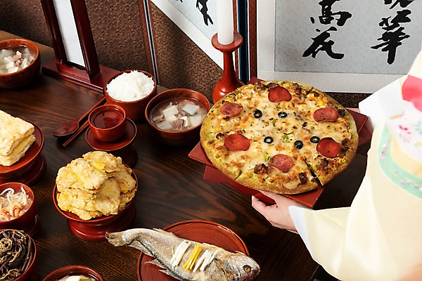 포토 JPG 스튜디오촬영 한국전통 손 여자 명절 음식 피자 실내 한명 사람 20대 성인 신체부위 한국인 한복 제사 제기_제사 병풍 제사상 제사음식 명절음식 교자상 정성 성인여자한명만 국내포토 1 전통 기념일 탁자 한국 패스트푸드 서양음식 동양인 청년 내부 전통음식 전통의상 전통의례 제사용품 여자한명만 성인여자만 파일형식