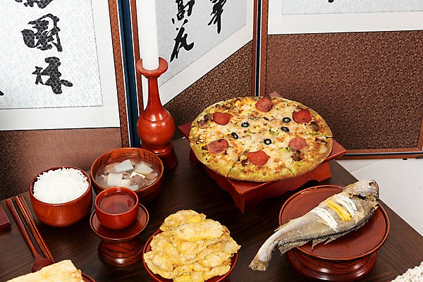 포토 JPG 스튜디오촬영 한국전통 명절 음식 초 피자 실내 사람없음 제사 촛대 제기_제사 병풍 제사상 제사음식 명절음식 교자상 정성 국내포토 전통 기념일 탁자 한국 패스트푸드 서양음식 내부 전통음식 전통의례 제사용품 파일형식