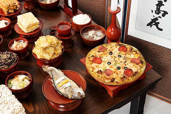 포토 JPG 스튜디오촬영 한국전통 명절 음식 피자 실내 사람없음 제사 제기_제사 병풍 제사상 제사음식 명절음식 교자상 정성 국내포토 전통 기념일 탁자 한국 패스트푸드 서양음식 내부 전통음식 전통의례 제사용품 파일형식