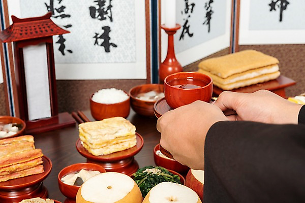 포토 JPG 스튜디오촬영 한국전통 손 명절 남자 음식 술잔 주류 실내 한명 사람 성인 신체부위 30대 한국인 양손 한복 제사 제기_제사 병풍 제사상 제사음식 명절음식 두루마기 교자상 정성 성인남자한명만 국내포토 1 전통 기념일 음료 탁자 잔 한국 동양인 내부 장년 전통음식 전통의상 전통의례 제사용품 남자한명만 성인남자만 파일형식