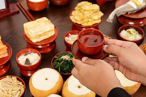 포토 JPG 스튜디오촬영 한국전통 손 명절 남자 음식 술잔 주류 실내 한명 사람 성인 신체부위 30대 한국인 양손 제사 제기_제사 병풍 제사상 제사음식 명절음식 교자상 정성 성인남자한명만 국내포토 1 전통 기념일 음료 탁자 잔 한국 동양인 내부 장년 전통음식 전통의례 제사용품 남자한명만 성인남자만 파일형식