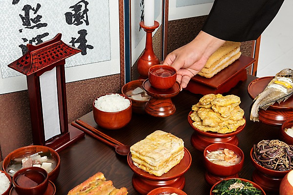 포토 JPG 스튜디오촬영 한국전통 손 명절 남자 음식 술잔 주류 실내 한명 사람 성인 신체부위 30대 한국인 한복 제사 제기_제사 병풍 제사상 제사음식 명절음식 두루마기 교자상 정성 성인남자한명만 국내포토 1 전통 기념일 음료 탁자 잔 한국 동양인 내부 장년 전통음식 전통의상 전통의례 제사용품 남자한명만 성인남자만 파일형식