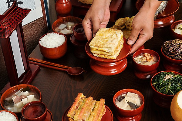 포토 JPG 스튜디오촬영 한국전통 손 명절 남자 음식 실내 한명 사람 성인 신체부위 30대 한국인 양손 전 제사 두부 제기_제사 병풍 제사상 제사음식 명절음식 교자상 두부전 정성 성인남자한명만 국내포토 1 전통 기념일 탁자 한국 동양인 내부 장년 전통음식 전통의례 제사용품 남자한명만 성인남자만 파일형식