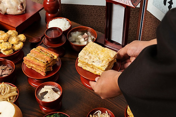 포토 JPG 스튜디오촬영 한국전통 손 명절 남자 음식 실내 한명 사람 근접촬영 상반신 성인 신체부위 30대 한국인 양손 한복 전 제사 두부 제기_제사 병풍 제사상 제사음식 명절음식 두루마기 교자상 두부전 정성 성인남자한명만 국내포토 1 전통 기념일 뷰포인트 탁자 한국 동양인 내부 장년 전통음식 전통의상 전통의례 제사용품 남자한명만 성인남자만 파일형식