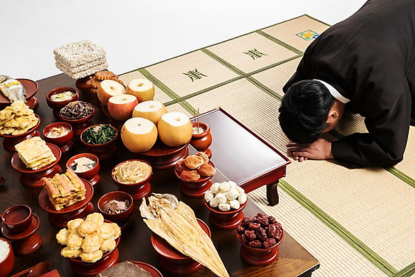 포토 JPG 스튜디오촬영 한국전통 명절 남자 음식 실내 한명 사람 상반신 성인 옆모습 30대 한국인 절 한복 제사 제기_제사 제사상 제사음식 명절음식 두루마기 교자상 정성 성인남자한명만 국내포토 1 전통 기념일 뷰포인트 탁자 한국 동양인 내부 장년 전통음식 인사 전통의상 전통의례 제사용품 남자한명만 성인남자만 파일형식