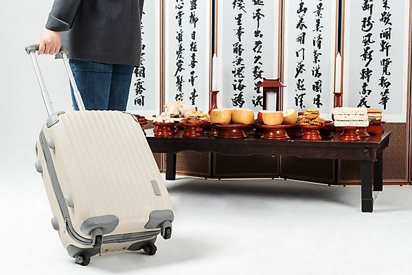 포토 JPG 스튜디오촬영 한국전통 명절 남자 음식 여행 실내 한명 사람 20대 성인 뒷모습 캐리어 한국인 하반신 제사 제기_제사 병풍 제사상 제사음식 교자상 정성 성인남자한명만 국내포토 1 전통 기념일 뷰포인트 탁자 한국 동양인 청년 내부 여행가방 전통음식 전통의례 제사용품 남자한명만 성인남자만 파일형식