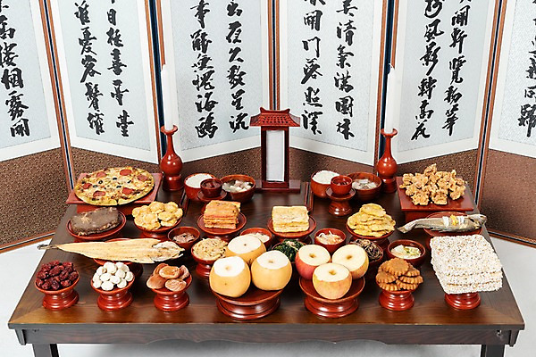 포토 JPG 스튜디오촬영 한국전통 명절 전통문화 음식 과일 초 밥 피자 실내 감 사람없음 추석 치킨 배 사과 밤 제사 촛대 국 나물 대추 제기_제사 병풍 제사상 명절음식 시금치 약과 곶감 산적 고사리 교자상 꼬치전 도라지 동태전 두부전 북어포 산자 소탕 술독 어탕 육탕 정성 국내포토 전통 기념일 문화 채소 탁자 한국 패스트푸드 서양음식 내부 전통음식 견과류 전 전통의례 탕 건과일 닭고기요리 제사용품 파일형식 어포