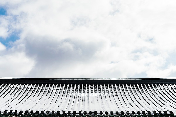 포토 JPG 주간 구름 계절 설경 겨울 불교 하늘 한국 풍경 사람없음 야외 눈 사찰 강원도 기와지붕 월정사 평창 겨울풍경 눈덮임 국내포토 자연요소 아시아 종교 컨셉 종교건축 지붕 날씨 기와 파일형식