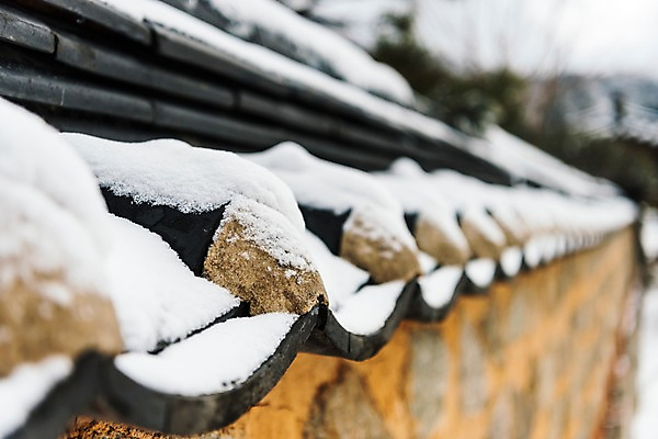 포토 JPG 주간 계절 설경 겨울 불교 한국 풍경 근접촬영 사람없음 야외 아웃포커스 눈 사찰 강원도 월정사 평창 기와담장 겨울풍경 국내포토 자연요소 아시아 종교 뷰포인트 종교건축 날씨 촬영기법 기와 담장 파일형식