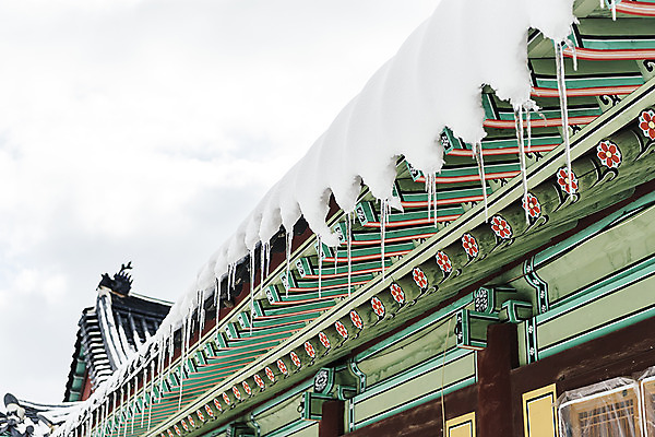 포토 JPG 주간 계절 설경 겨울 불교 한국 풍경 사람없음 야외 눈 사찰 강원도 처마 고드름 월정사 평창 겨울풍경 국내포토 자연요소 아시아 종교 종교건축 날씨 얼음 파일형식