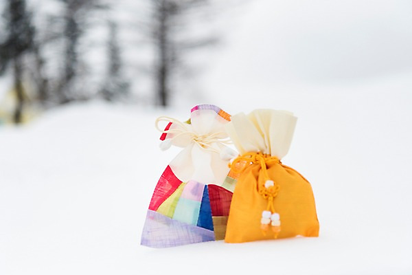 포토 JPG 주간 전통 계절 설경 겨울 새해 복주머니 한국 선물 풍경 사람없음 야외 전통무늬 두개 눈 강원도 새해선물 평창 겨울풍경 국내포토 자연요소 아시아 2 무늬 날씨 전통소품 파일형식 명절선물