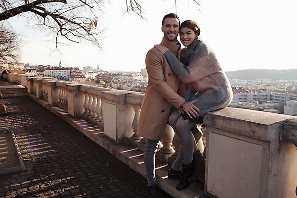 포토 JPG 주간 전신 서양인 외국인 커플 여자 남자 겨울 데이트 난간 안기 사랑 미소 사람 앉기 20대 성인 야외 두명 일상 앞모습 옆모습 도시풍경 체코 성인만 국내포토 자연요소 계절 감정 유럽 뷰포인트 관계 모션 표정 인종 풍경 청년 라이프 도시 파일형식
