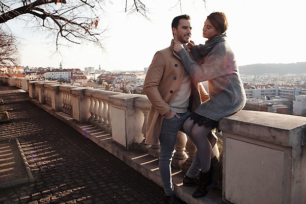 포토 JPG 주간 전신 서양인 외국인 커플 여자 남자 겨울 데이트 난간 안기 사랑 미소 사람 앉기 20대 성인 야외 두명 일상 옆모습 도시풍경 마주보기 체코 성인만 국내포토 자연요소 계절 감정 유럽 뷰포인트 관계 모션 표정 인종 풍경 청년 라이프 도시 파일형식