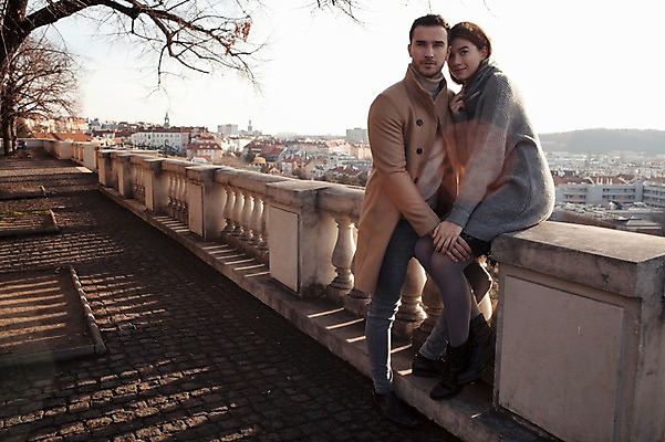 포토 JPG 주간 전신 서양인 외국인 커플 응시 여자 남자 겨울 데이트 난간 안기 사랑 미소 사람 앉기 20대 성인 야외 두명 일상 앞모습 옆모습 도시풍경 손잡기 체코 성인만 국내포토 자연요소 시선 계절 감정 유럽 뷰포인트 관계 모션 표정 인종 풍경 청년 라이프 도시 파일형식