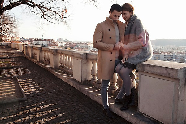 포토 JPG 주간 전신 서양인 외국인 커플 응시 여자 남자 겨울 데이트 난간 안기 사랑 미소 사람 앉기 20대 성인 야외 두명 일상 옆모습 도시풍경 손잡기 체코 성인만 국내포토 자연요소 시선 계절 감정 유럽 뷰포인트 관계 모션 표정 인종 풍경 청년 라이프 도시 파일형식