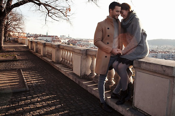 포토 JPG 주간 전신 서양인 외국인 커플 여자 남자 겨울 데이트 난간 안기 사랑 미소 사람 앉기 20대 성인 야외 두명 일상 옆모습 도시풍경 손잡기 체코 이마맞대기 성인만 국내포토 자연요소 계절 감정 유럽 뷰포인트 관계 모션 표정 인종 풍경 청년 라이프 도시 얼굴맞대기 파일형식