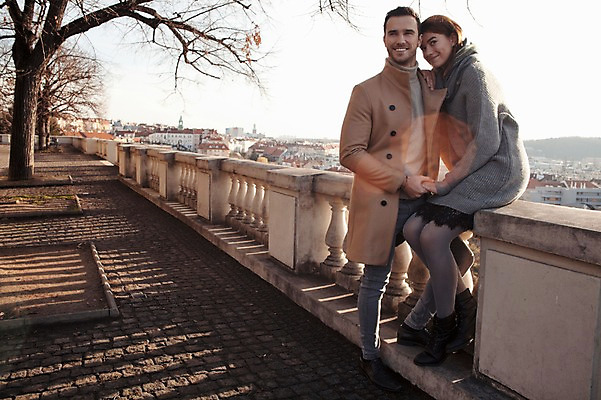 포토 JPG 주간 전신 서양인 외국인 나무 커플 응시 여자 남자 겨울 데이트 난간 안기 사랑 미소 사람 앉기 20대 성인 야외 두명 일상 앞모습 옆모습 도시풍경 손잡기 체코 성인만 국내포토 자연요소 식물 시선 계절 감정 유럽 뷰포인트 관계 모션 표정 인종 풍경 청년 라이프 도시 파일형식